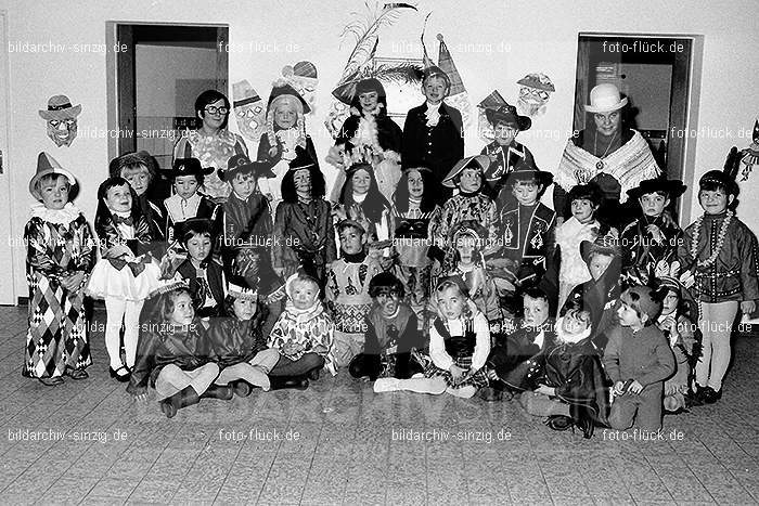 1971/1970 Karneval im Kath. Kindergarten St. Peter Sinzig: KRKTKNSTPTSN-014856