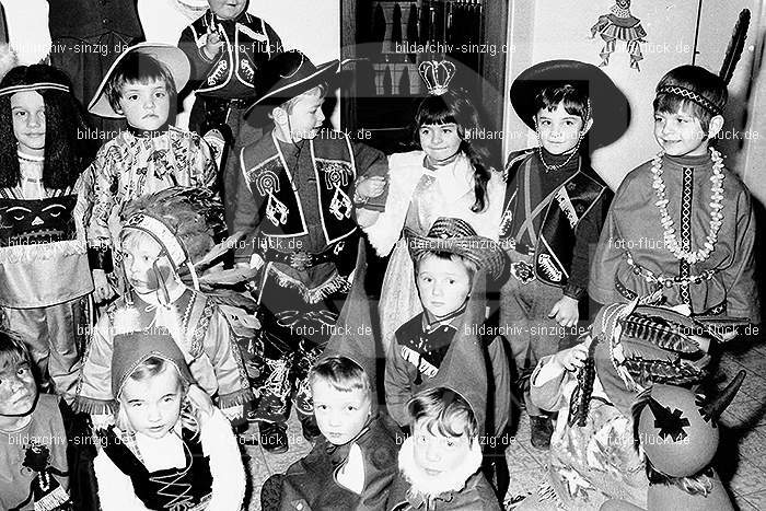 1971/1970 Karneval im Kath. Kindergarten St. Peter Sinzig: KRKTKNSTPTSN-014857