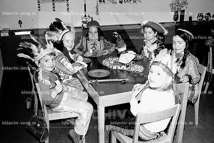 1971/1970 Karneval im Kath. Kindergarten St. Peter Sinzig: KRKTKNSTPTSN-014858