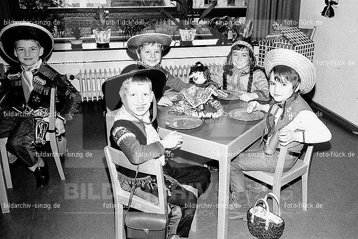 1971/1970 Karneval im Kath. Kindergarten St. Peter Sinzig: KRKTKNSTPTSN-014859