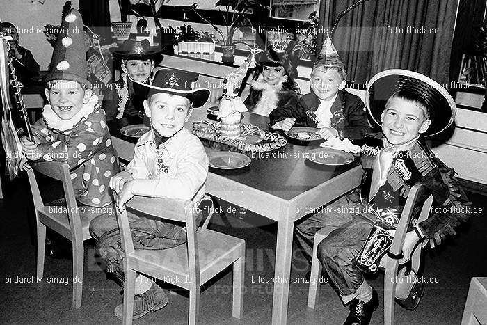 1971/1970 Karneval im Kath. Kindergarten St. Peter Sinzig: KRKTKNSTPTSN-014861