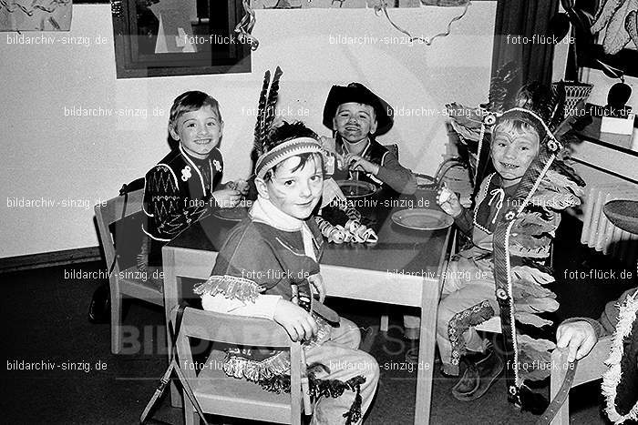 1971/1970 Karneval im Kath. Kindergarten St. Peter Sinzig: KRKTKNSTPTSN-014863