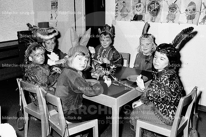 1971/1970 Karneval im Kath. Kindergarten St. Peter Sinzig: KRKTKNSTPTSN-014864