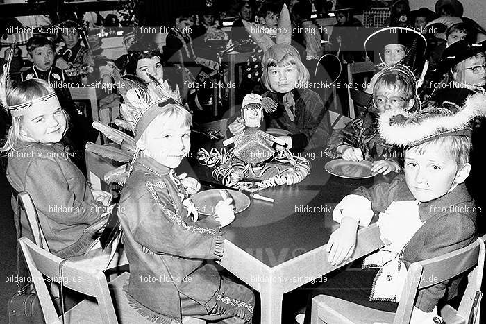 1971/1970 Karneval im Kath. Kindergarten St. Peter Sinzig: KRKTKNSTPTSN-014865