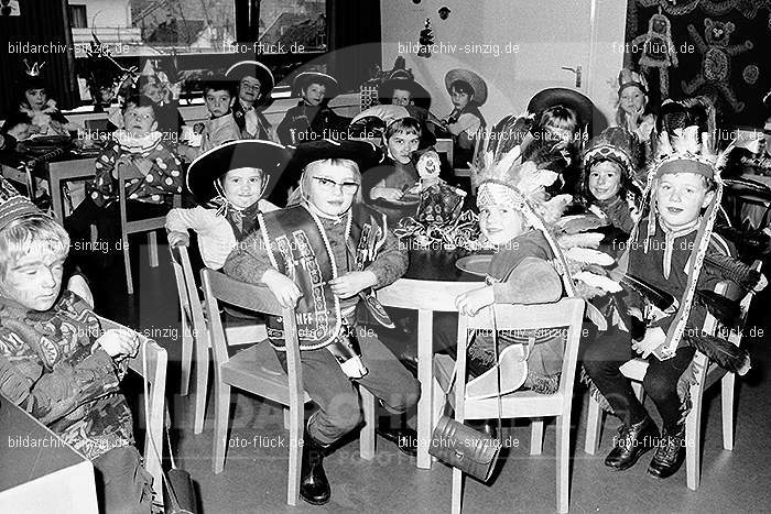 1971/1970 Karneval im Kath. Kindergarten St. Peter Sinzig: KRKTKNSTPTSN-014866