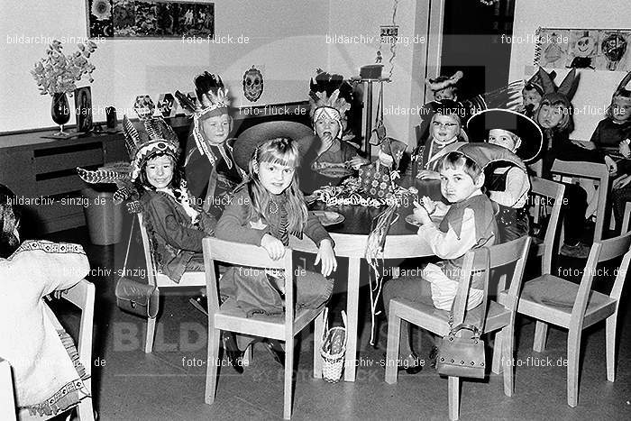 1971/1970 Karneval im Kath. Kindergarten St. Peter Sinzig: KRKTKNSTPTSN-014867