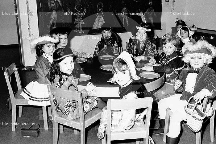 1971/1970 Karneval im Kath. Kindergarten St. Peter Sinzig: KRKTKNSTPTSN-014868