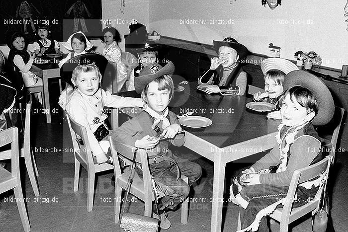 1971/1970 Karneval im Kath. Kindergarten St. Peter Sinzig: KRKTKNSTPTSN-014869