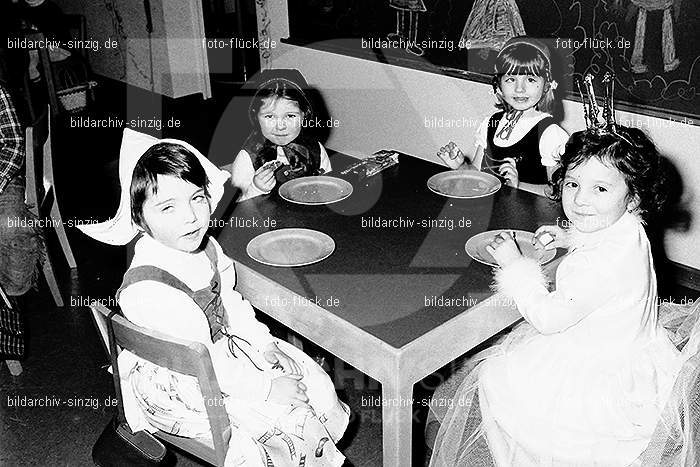 1971/1970 Karneval im Kath. Kindergarten St. Peter Sinzig: KRKTKNSTPTSN-014870