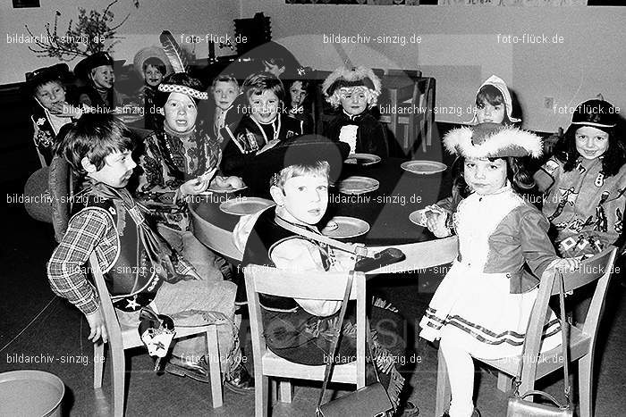 1971/1970 Karneval im Kath. Kindergarten St. Peter Sinzig: KRKTKNSTPTSN-014871