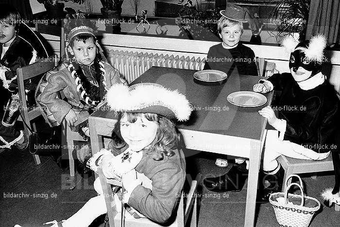 1971/1970 Karneval im Kath. Kindergarten St. Peter Sinzig: KRKTKNSTPTSN-014872