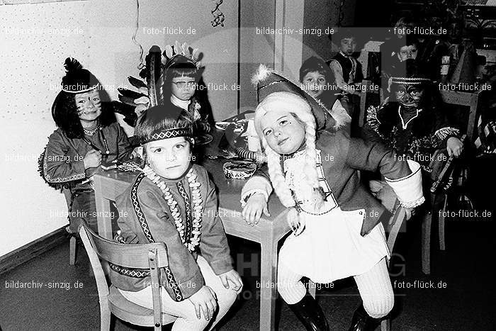 1971/1970 Karneval im Kath. Kindergarten St. Peter Sinzig: KRKTKNSTPTSN-014874