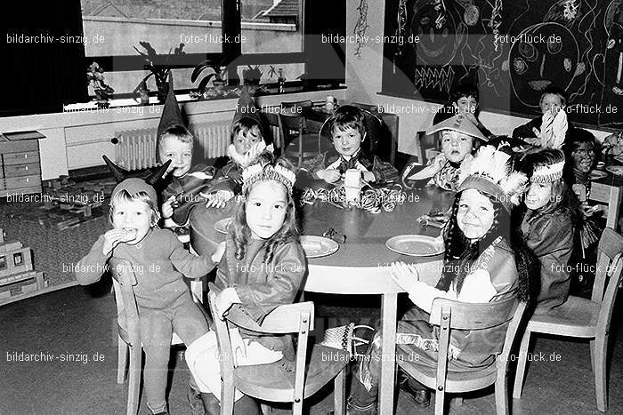 1971/1970 Karneval im Kath. Kindergarten St. Peter Sinzig: KRKTKNSTPTSN-014875