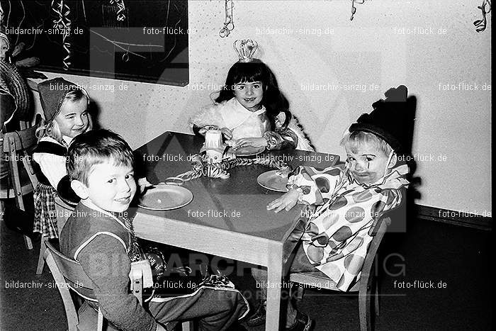 1971/1970 Karneval im Kath. Kindergarten St. Peter Sinzig: KRKTKNSTPTSN-014876