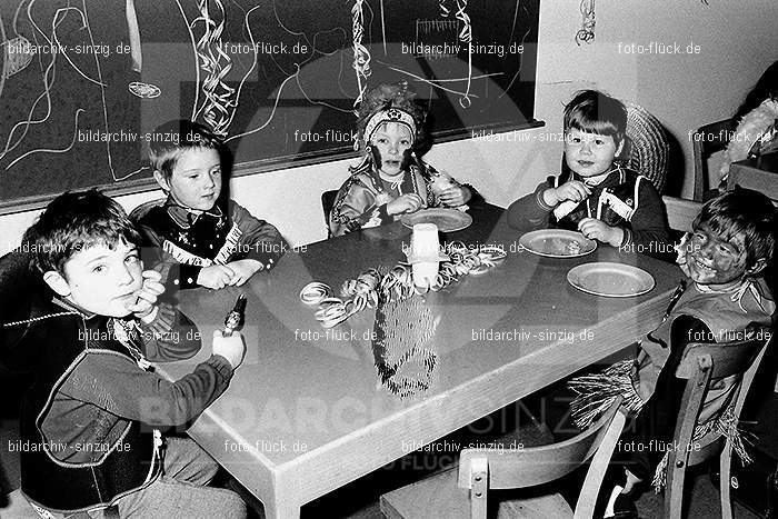 1971/1970 Karneval im Kath. Kindergarten St. Peter Sinzig: KRKTKNSTPTSN-014877