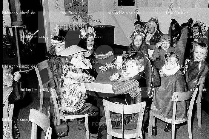 1971/1970 Karneval im Kath. Kindergarten St. Peter Sinzig: KRKTKNSTPTSN-014878