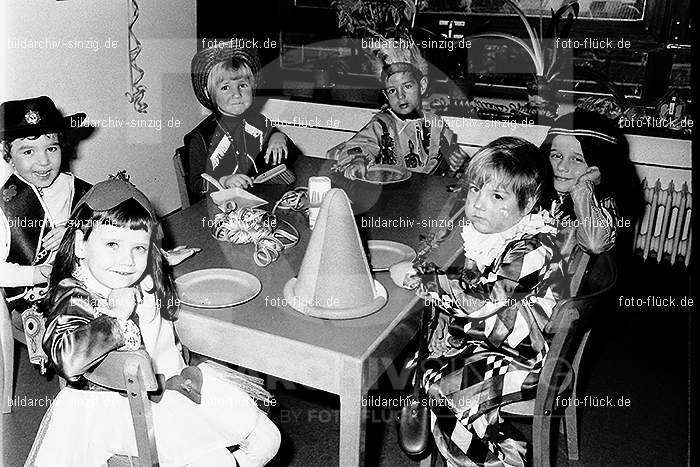 1971/1970 Karneval im Kath. Kindergarten St. Peter Sinzig: KRKTKNSTPTSN-014879