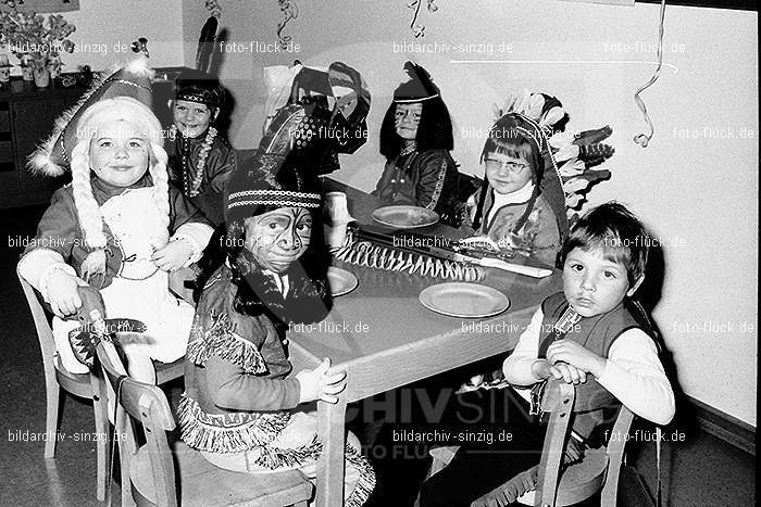 1971/1970 Karneval im Kath. Kindergarten St. Peter Sinzig: KRKTKNSTPTSN-014880