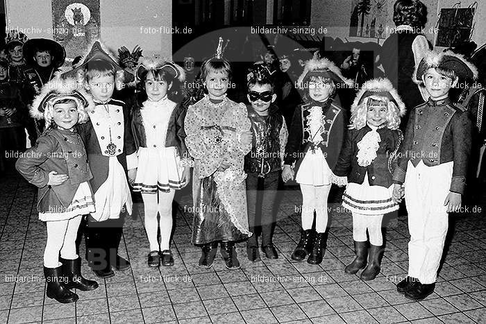1971/1970 Karneval im Kath. Kindergarten St. Peter Sinzig: KRKTKNSTPTSN-014881