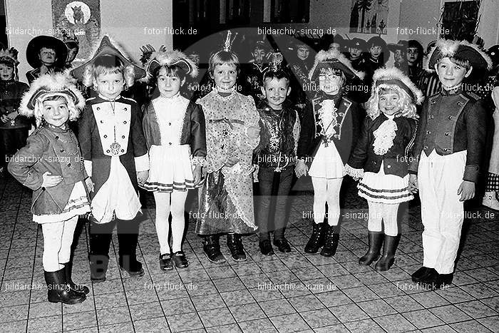 1971/1970 Karneval im Kath. Kindergarten St. Peter Sinzig: KRKTKNSTPTSN-014882