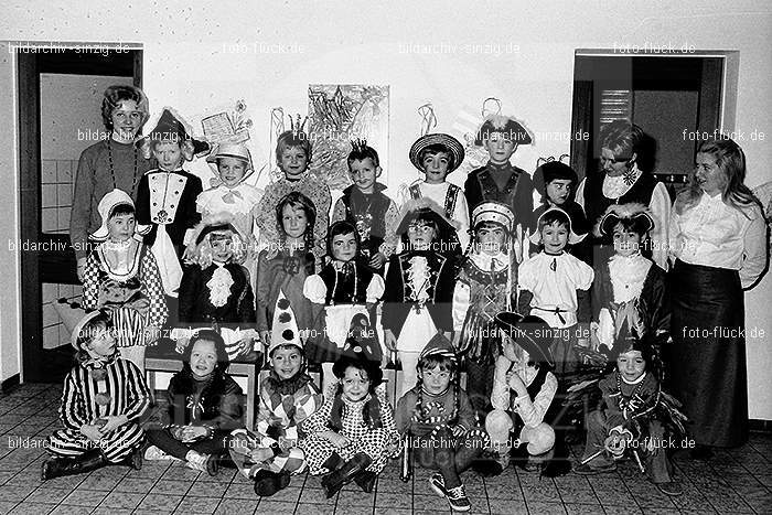 1971/1970 Karneval im Kath. Kindergarten St. Peter Sinzig: KRKTKNSTPTSN-014883