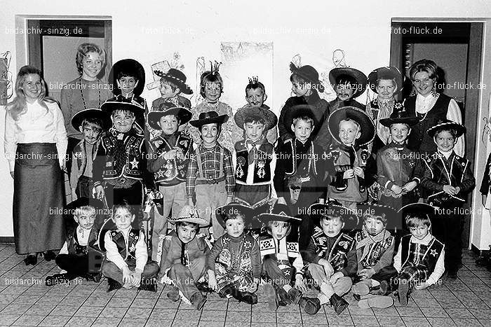 1971/1970 Karneval im Kath. Kindergarten St. Peter Sinzig: KRKTKNSTPTSN-014884