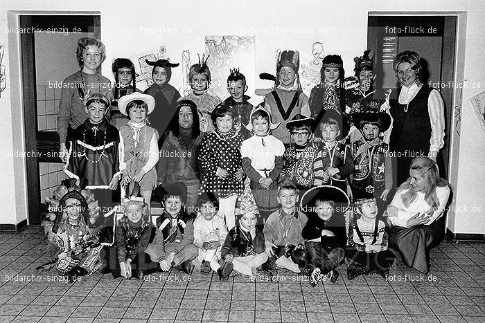 1971/1970 Karneval im Kath. Kindergarten St. Peter Sinzig: KRKTKNSTPTSN-014885