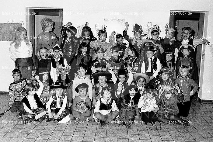 1971/1970 Karneval im Kath. Kindergarten St. Peter Sinzig: KRKTKNSTPTSN-014886