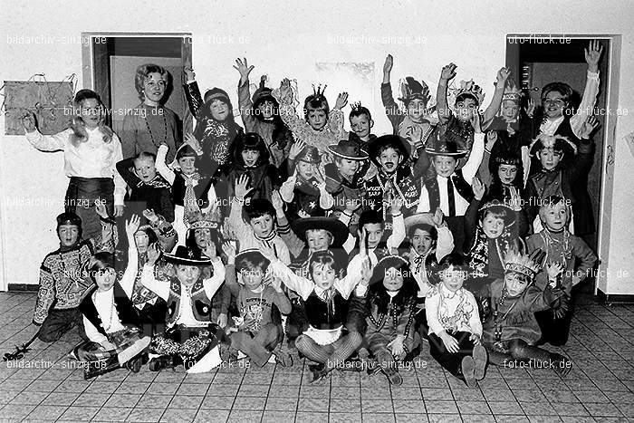 1971/1970 Karneval im Kath. Kindergarten St. Peter Sinzig: KRKTKNSTPTSN-014887