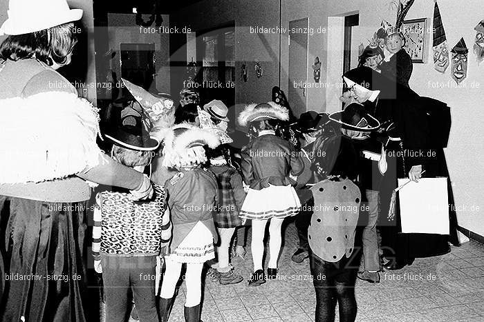 1971/1970 Karneval im Kath. Kindergarten St. Peter Sinzig: KRKTKNSTPTSN-014888
