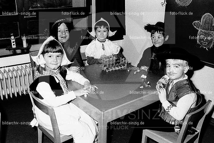 1971/1970 Karneval im Kath. Kindergarten St. Peter Sinzig: KRKTKNSTPTSN-014890