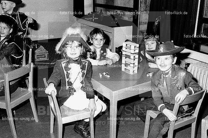 1971/1970 Karneval im Kath. Kindergarten St. Peter Sinzig: KRKTKNSTPTSN-014891