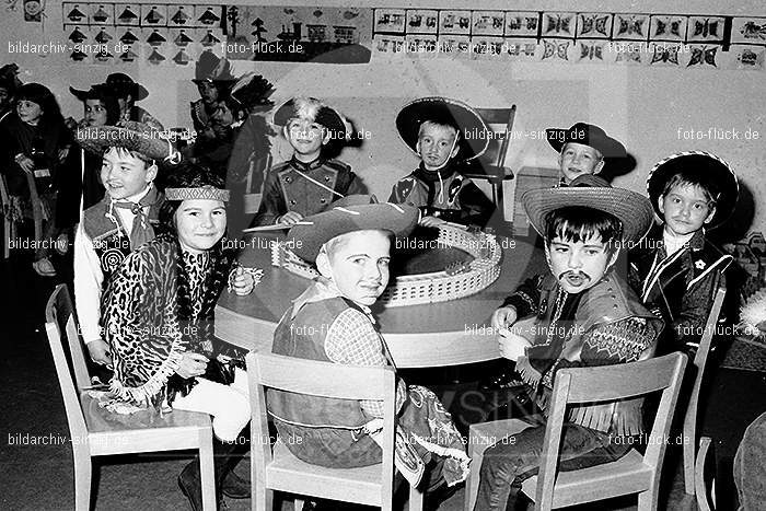 1971/1970 Karneval im Kath. Kindergarten St. Peter Sinzig: KRKTKNSTPTSN-014892