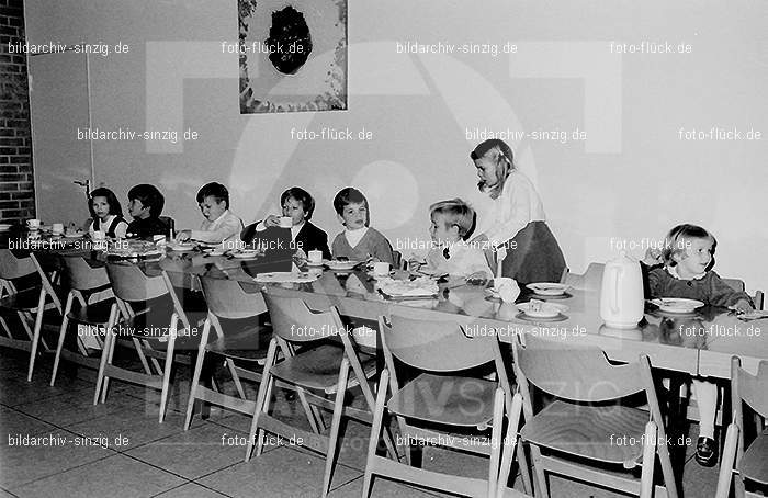 1970 Mütter und Kinder im Pfarrheim Sinzig: MTKNPFSN-015073
