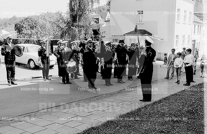 1970 Schützen vor dem Franziskushaus in Sinzig: SCFRSN-015129