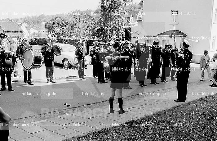 1970 Schützen vor dem Franziskushaus in Sinzig: SCFRSN-015131