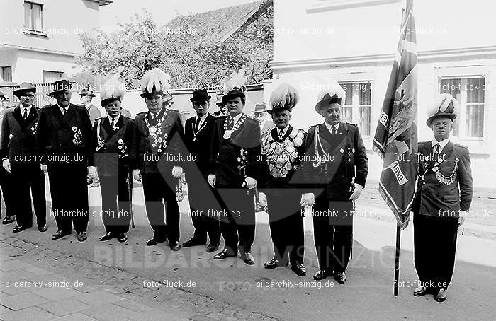 1970 Schützen vor dem Franziskushaus in Sinzig: SCFRSN-015132
