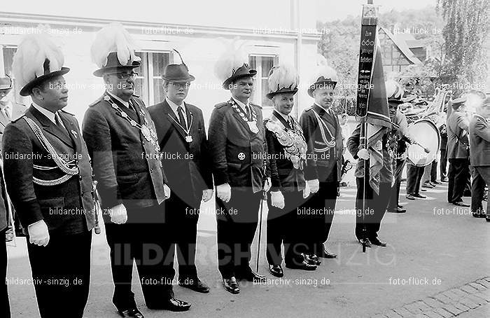 1970 Schützen vor dem Franziskushaus in Sinzig: SCFRSN-015133