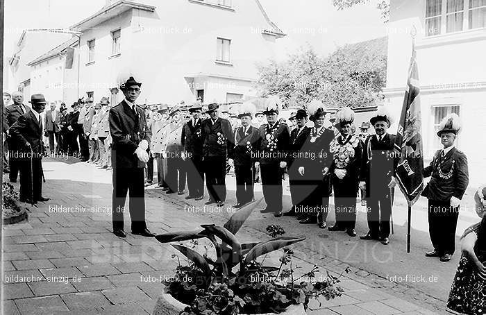1970 Schützen vor dem Franziskushaus in Sinzig: SCFRSN-015134