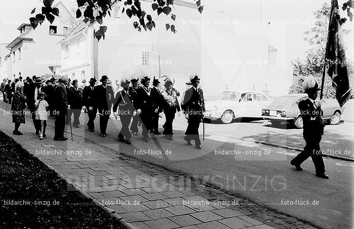 1970 Schützen vor dem Franziskushaus in Sinzig: SCFRSN-015135
