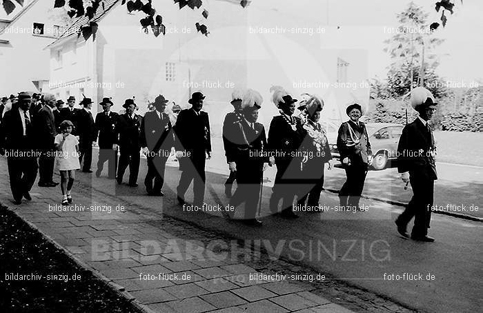 1970 Schützen vor dem Franziskushaus in Sinzig: SCFRSN-015136