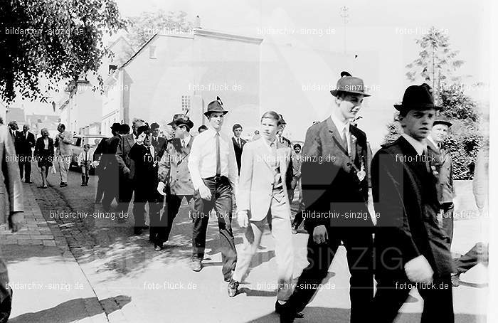 1970 Schützen vor dem Franziskushaus in Sinzig: SCFRSN-015138