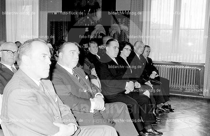 1970 Schneider Johann Verleihung des Bundesverdienstkreuzes im Sinziger Schloß: SCJHVRBNSNSC-015166