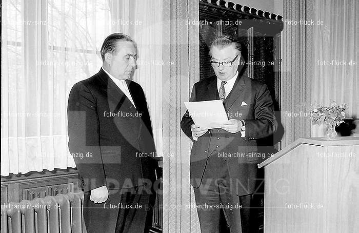 1970 Schneider Johann Verleihung des Bundesverdienstkreuzes im Sinziger Schloß: SCJHVRBNSNSC-015167