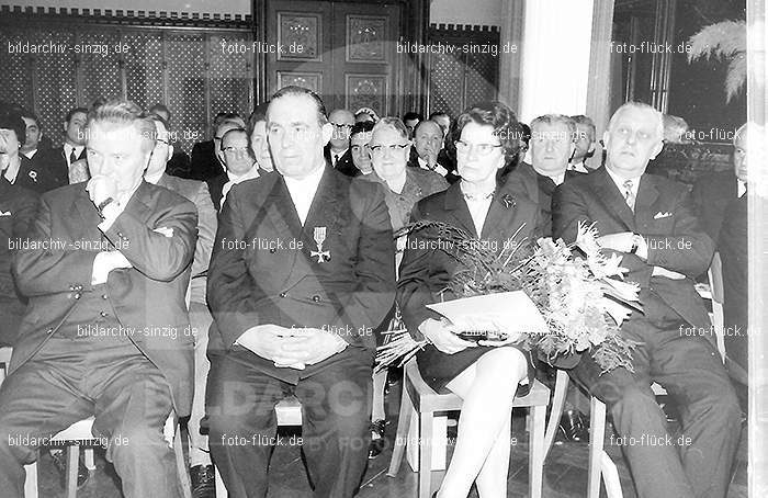 1970 Schneider Johann Verleihung des Bundesverdienstkreuzes im Sinziger Schloß: SCJHVRBNSNSC-015170