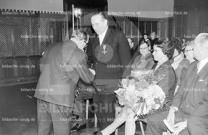 1970 Schneider Johann Verleihung des Bundesverdienstkreuzes im Sinziger Schloß: SCJHVRBNSNSC-015176