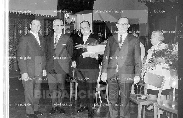 1970 Schneider Johann Verleihung des Bundesverdienstkreuzes im Sinziger Schloß: SCJHVRBNSNSC-015181