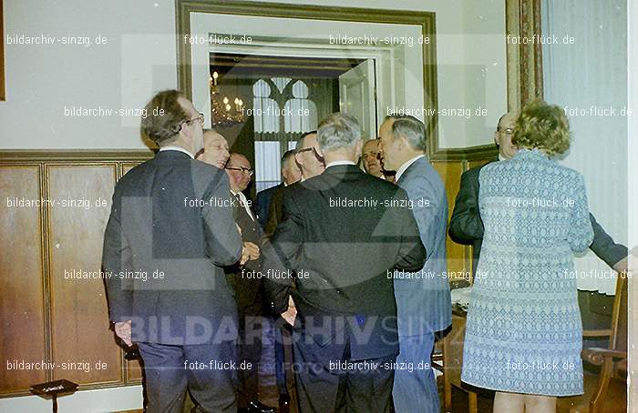 1970 Schneider Johann Verleihung des Bundesverdienstkreuzes im Sinziger Schloß: SCJHVRBNSNSC-015182