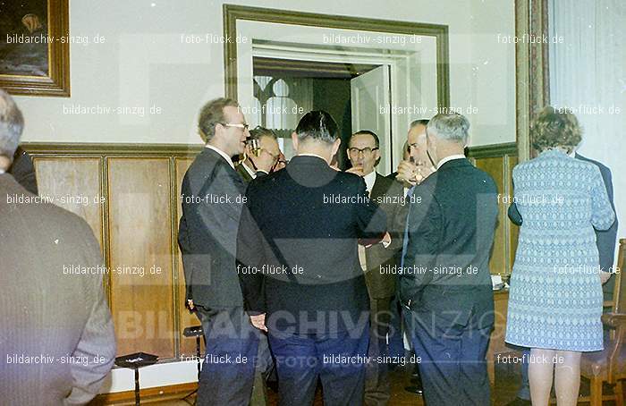 1970 Schneider Johann Verleihung des Bundesverdienstkreuzes im Sinziger Schloß: SCJHVRBNSNSC-015183