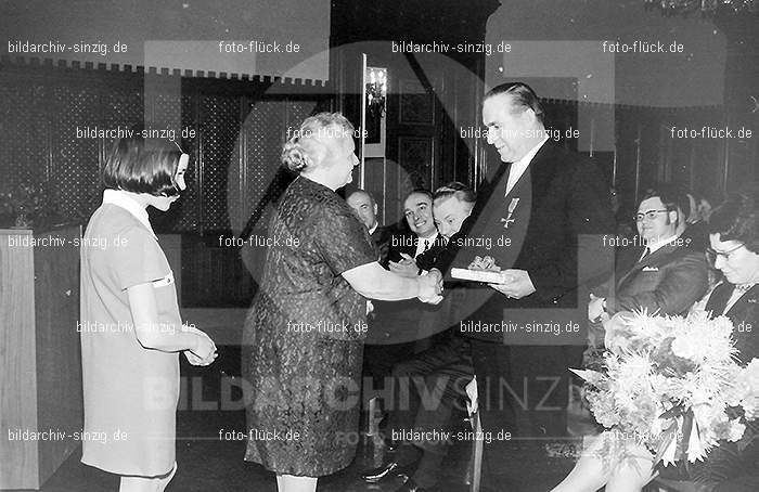 1970 Schneider Johann Verleihung des Bundesverdienstkreuzes im Sinziger Schloß: SCJHVRBNSNSC-015188